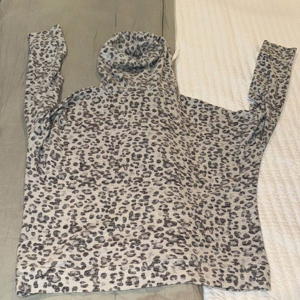 Leopard Print Women's Lounge Set - Picture 8 of 8